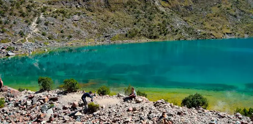 Hermosas aguas turquesas de la Laguna Humantay.
