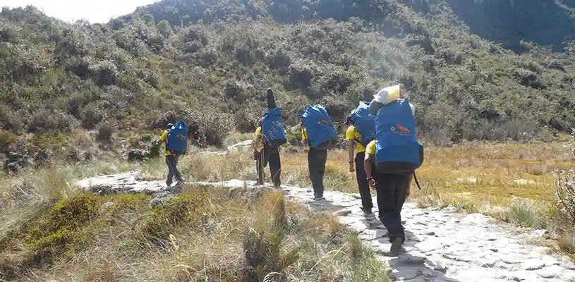 Porteadores Inkayni durante caminata al Camino Inca