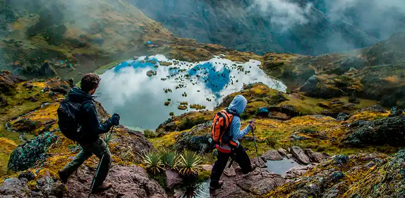 Turistas realizando la Caminata Lares a Machu Picchu