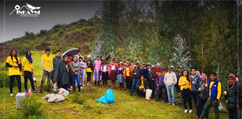 Staff de Inkayni Peru Tours junto a los voluntarios de la UNSAAC, al finalizar la campaña de limpieza en Pisaq