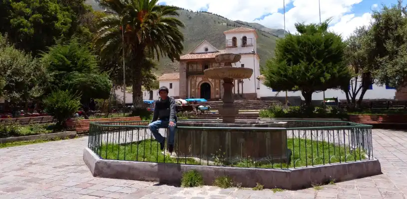 La plaza de Andahuaylillas, está ubicado en la provincia de Quispicanchi, Cusco.