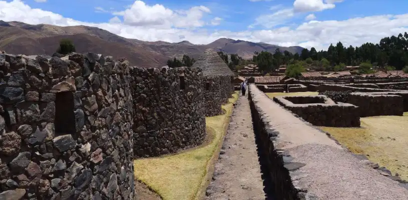 Colcas: Existen 156 colcas o almacenes de plantas circulares con 8 metros de diámetro y 4 metros de alturas.