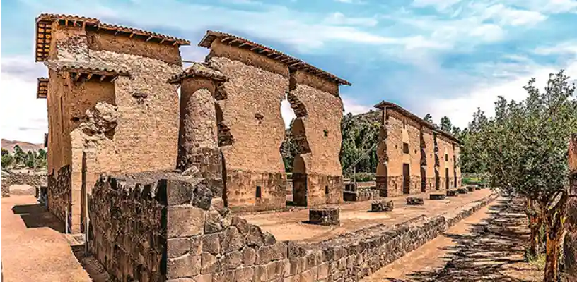 Compuesta por unos 92 metros de largo, por 25 metros de ancho y una pared central de adobe con aproximadamente 15 metros de altura