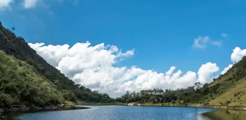 La hermosa Laguna de Yanacocha junto a su increíble paisaje