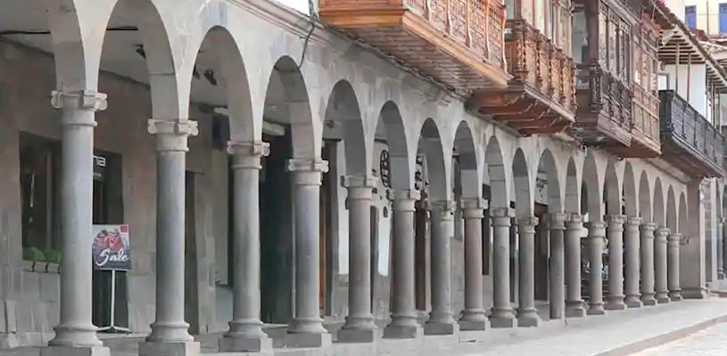 Portal de panes en la Plaza de Armas de Cusco .