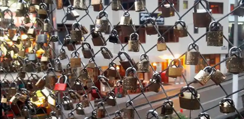 Candados enlazados en el Puente del amor en Machupicchu