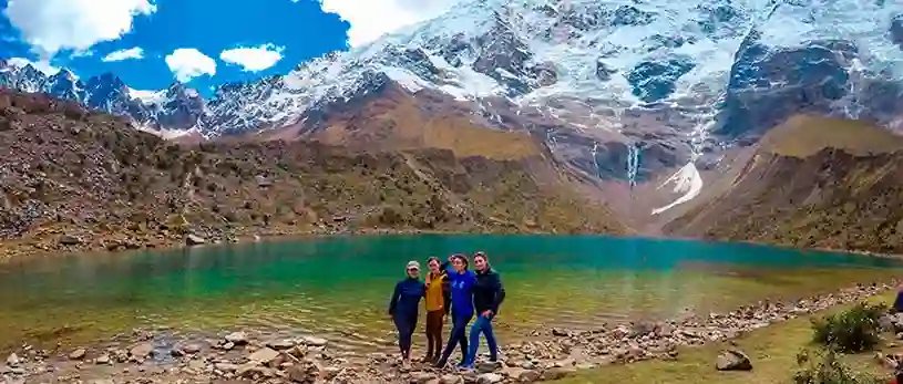 Pasajeros Inkayni disfrutando de la Laguna Humantay