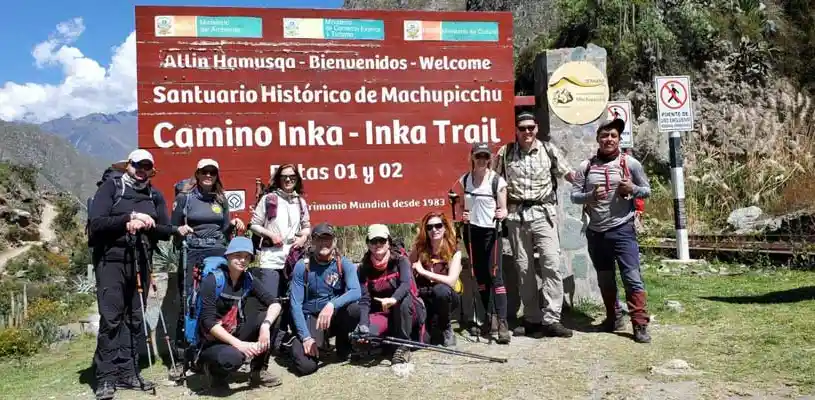 Pasajeros inkayni disfrutando del Camino Inca a Machupicchu