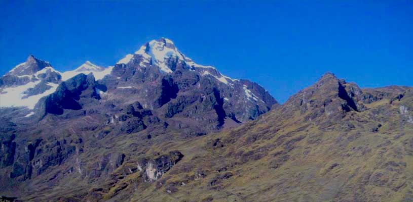 Bellos nevados adornan el camino al pueblo de Lares en Cusco. / Fotografía: Luz Incappuiño
