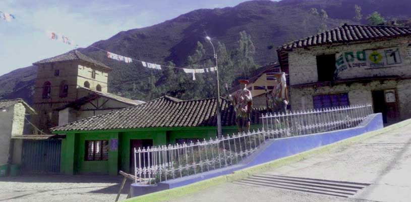 Plaza del pueblo de Lares en Cusco - Perú