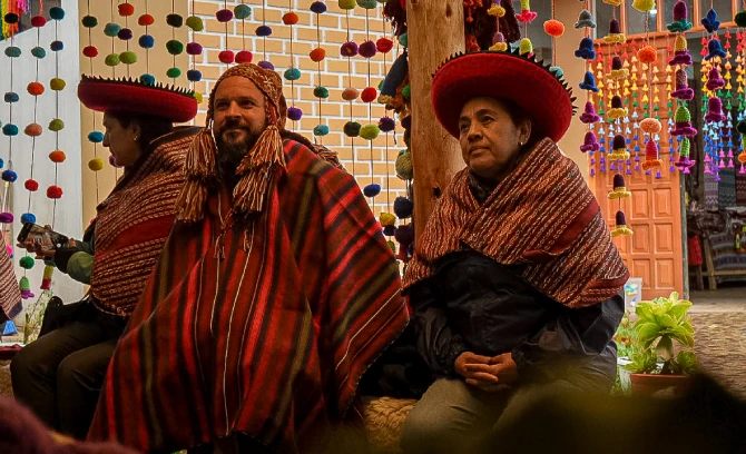 Un turista escuchando el proceso de tejido en Chinchero