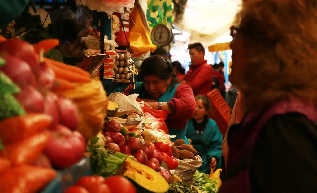 Una señora en su puesto de verduras en el mercado de Wanchaq.