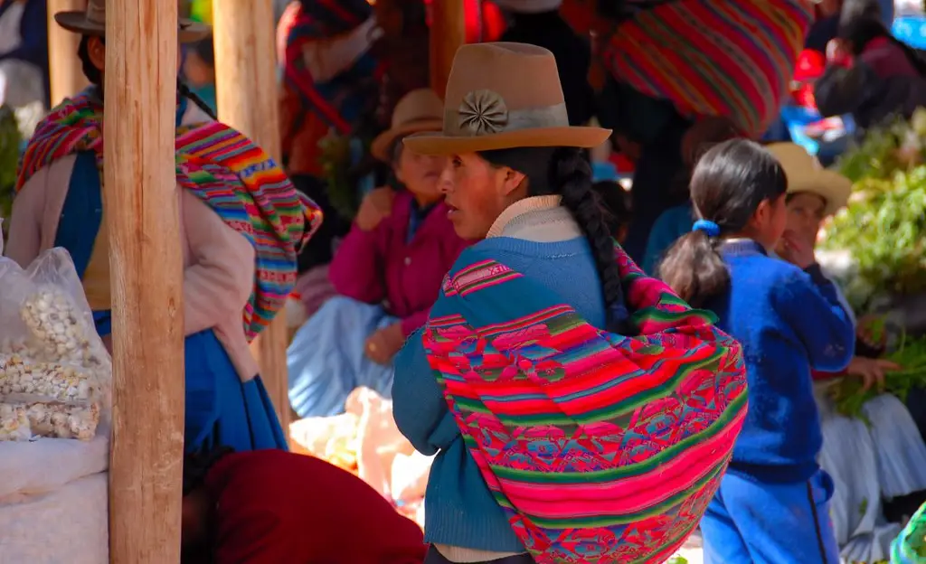 Una mujer con ropa tradicional en el mercado de Chinchero.