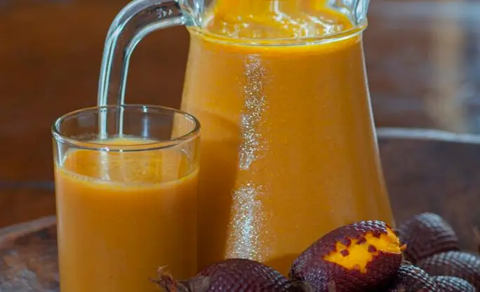 Aguaje juice, containing vitamin C, improves skin health and prevents wrinkles.