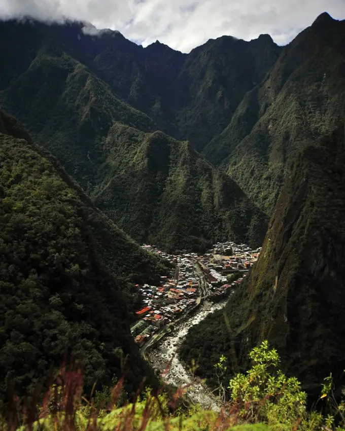 de hidroeléctrica a machu picchu cusco peru montañas verdes aguas calientes pueblo