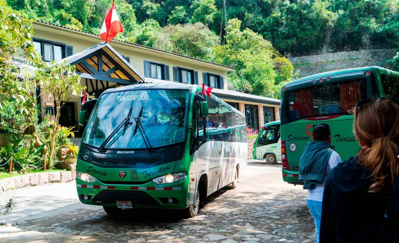 Bus llegando al paradero de Aguas Calientes en la Avenida Hermanos Ayar para subir a Machu Picchu.