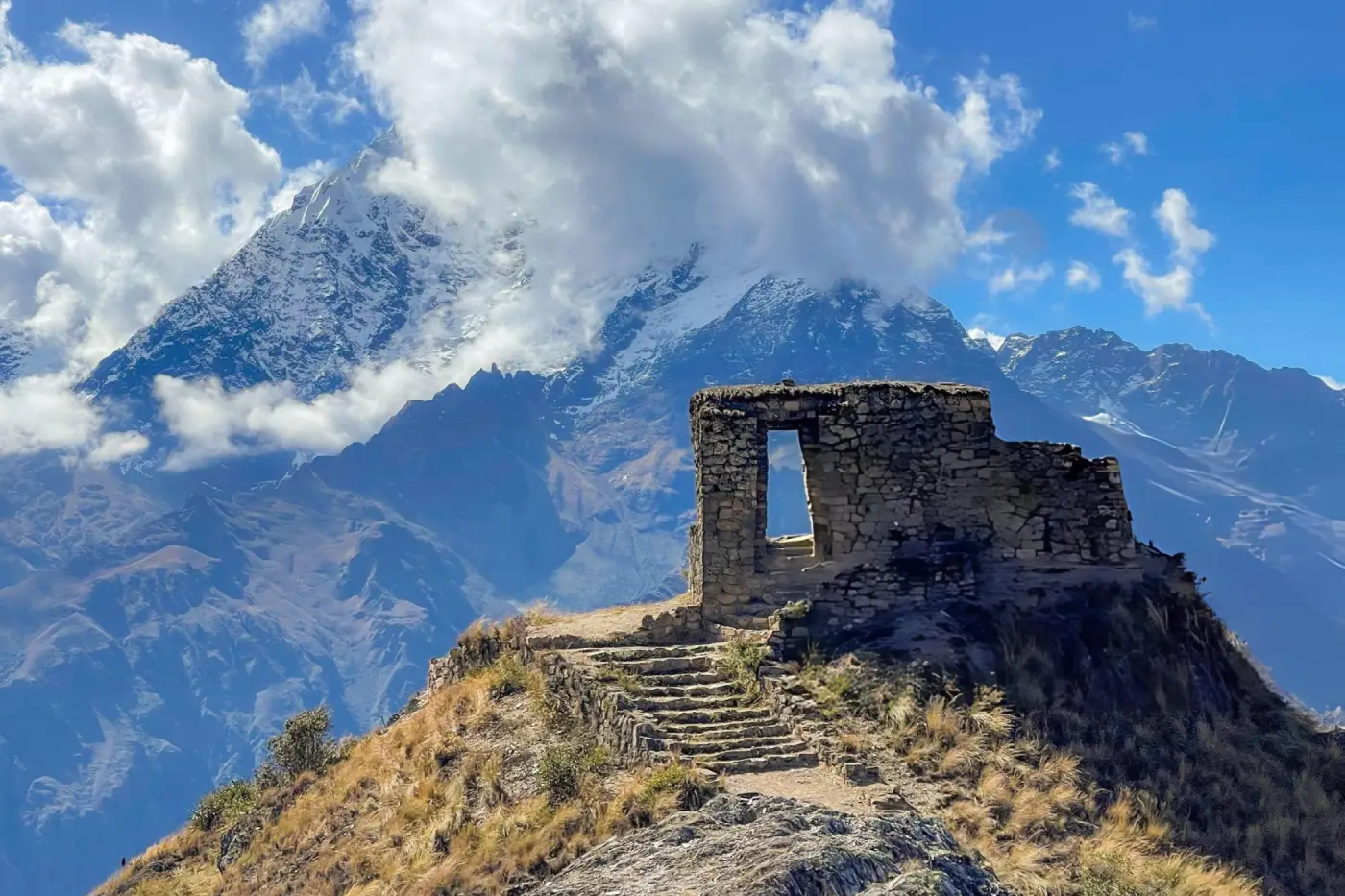 El Intipunku de Ollantaytambo (Puerta del Sol) es un sitio arqueológico separado de Machu Picchu y ofrece impresionantes paisajes de montaña y arquitectura inca.