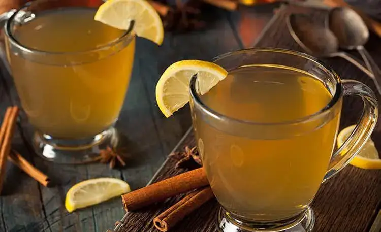 Calientito is a drink that combines hot water, herbal infusions, lemon juice, and liqueur.