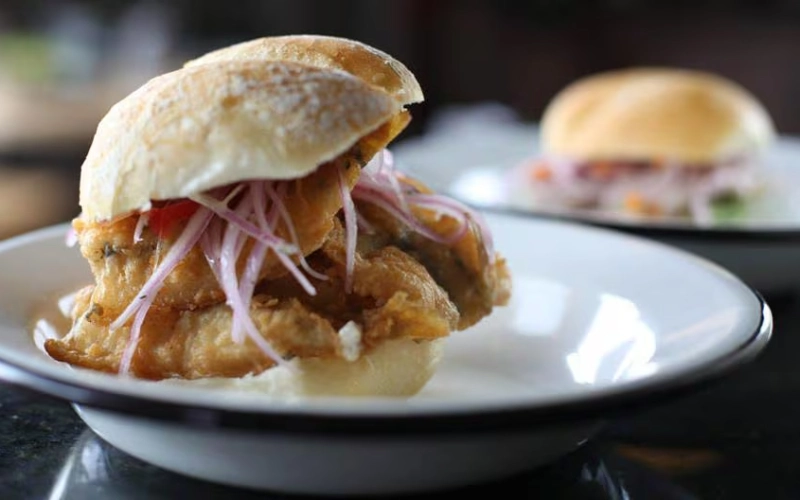 Gastronomía del Callao. Pan con pejerrey del Callao.
