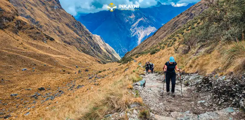 Turistas ascendiendo por el camino inca | Choquequirao Trek or Inca Trail