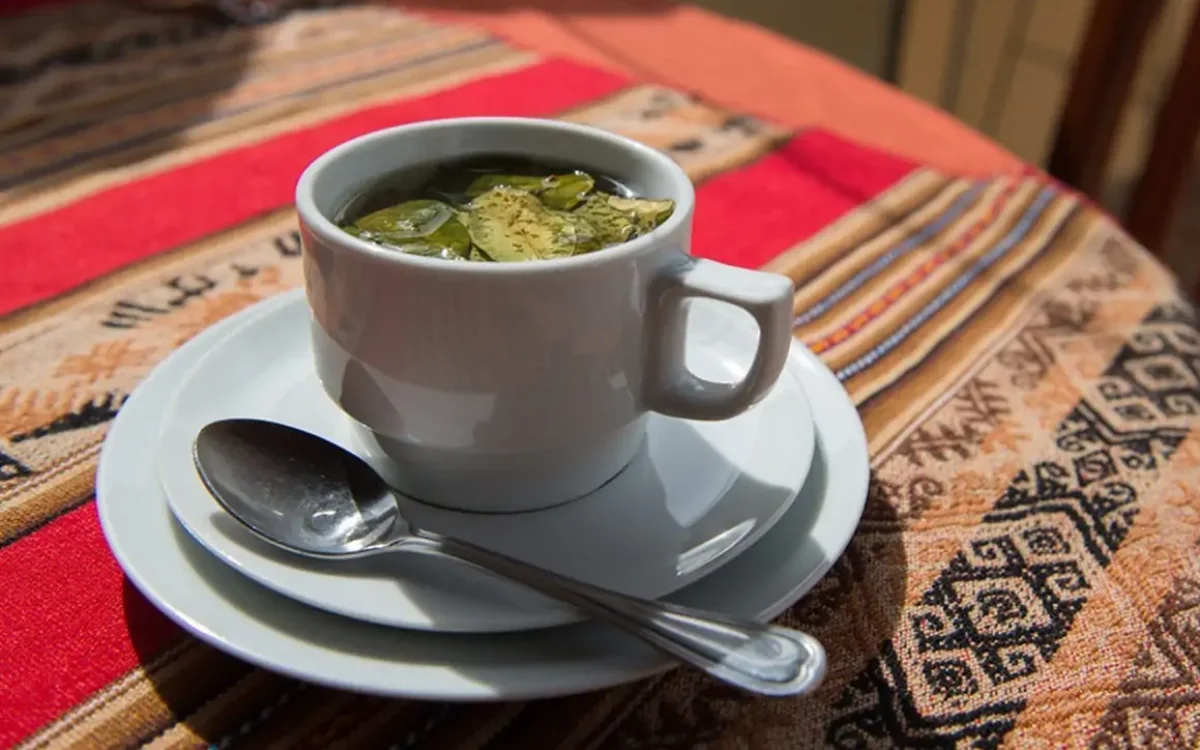Mate de coca en taza blanca