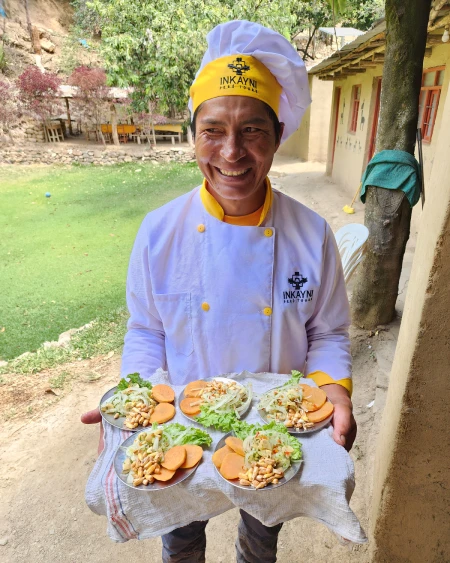 Cocinero mostrando la comida del campamento de Choquequirao
