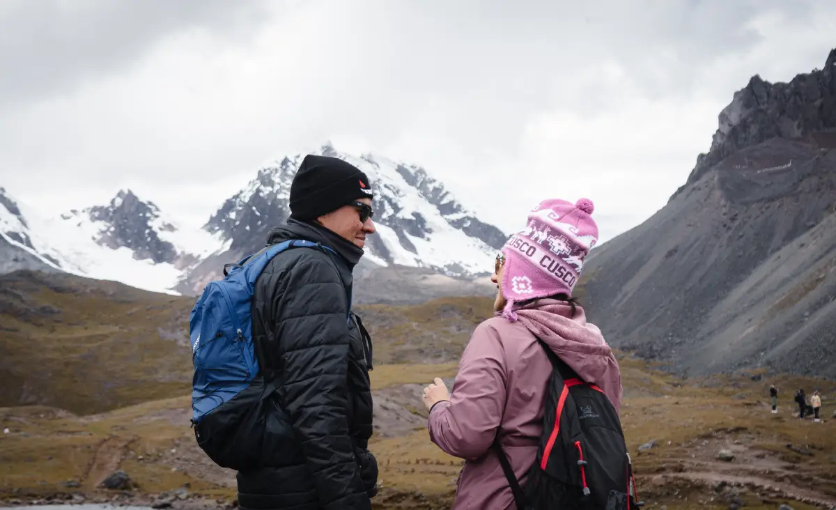 Pareja sonriéndose mientras hacen la ruta a la montaña Ausangate.