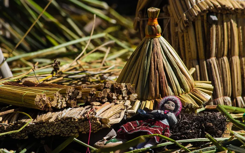 Artesanías hechas con totora por los habitantes de las islas de Uros en Puno, Perú