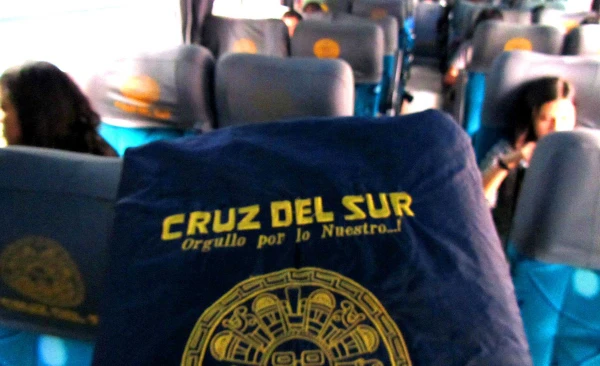 Servicio de bus "Cruz del Sur". De Lima a Cusco vía terrestre.
