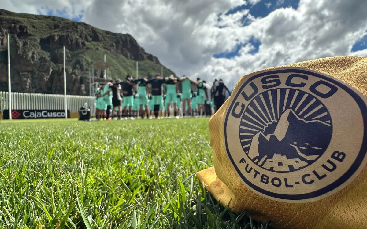Logotipo del Cusco FC en el campo de entrenamiento