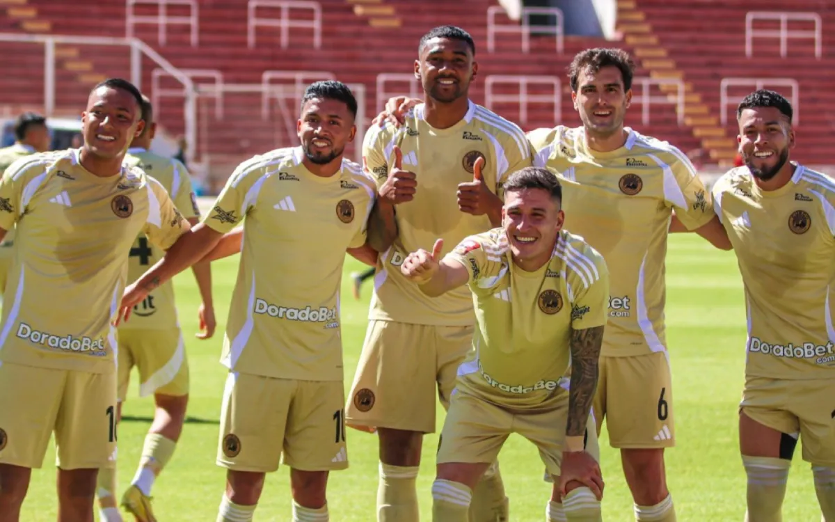 Jugadores del Cusco FC posando para una foto de grupo