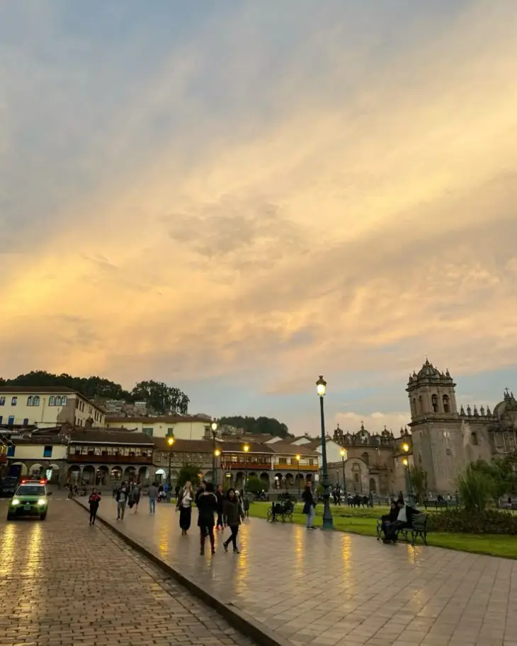 Calle de Cusco iluminada por el amanecer.