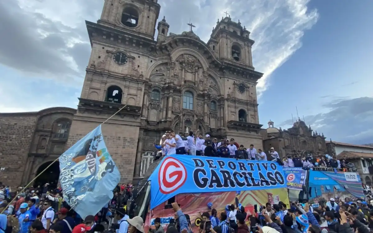 hinchada del Deportivo Garcilaso en la plaza de armas de Cusco