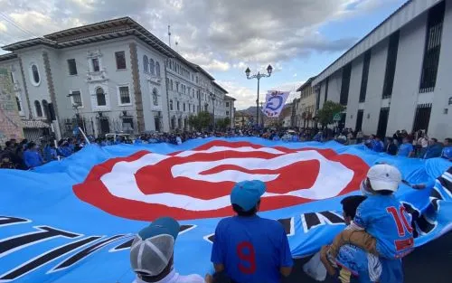 hinchada del Deportivo Garcilaso en las calles de Cusco