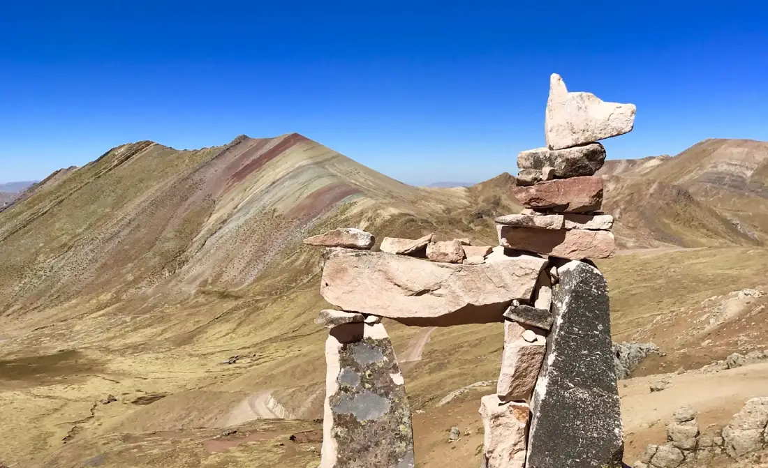 Roca con forma de perro en la montaña de colores Palccoyo