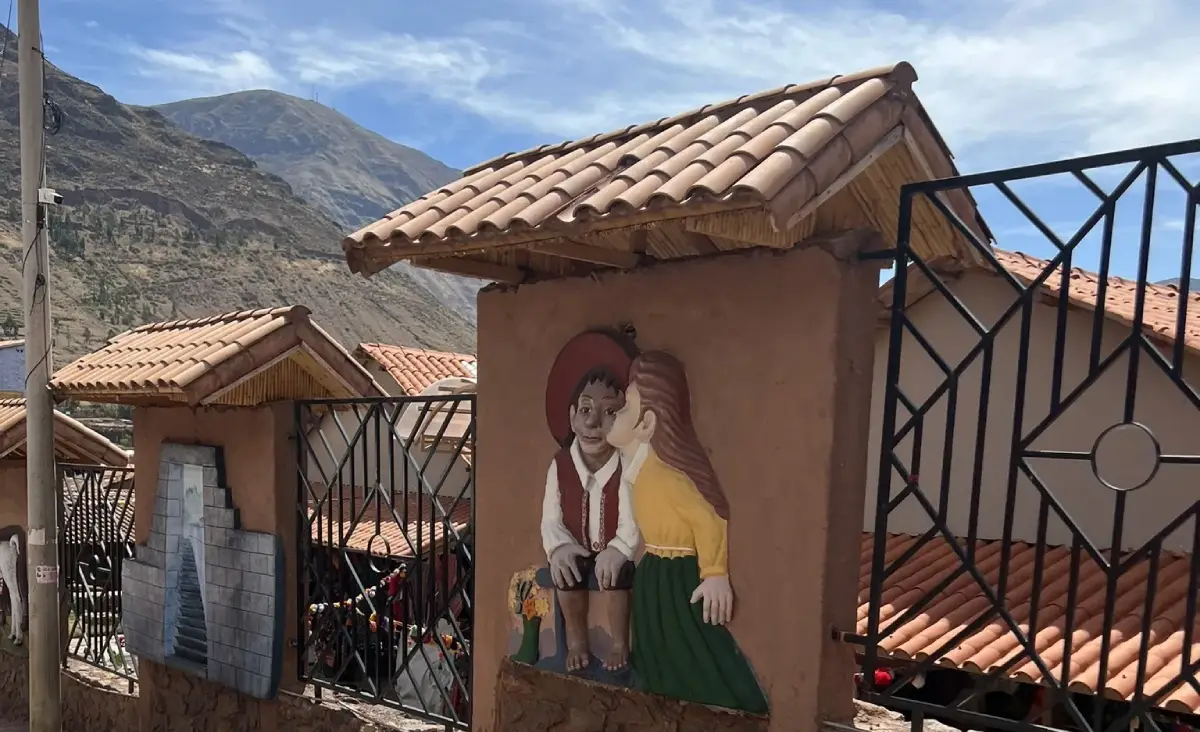 Mural of two young people on a wall in a Pisac village