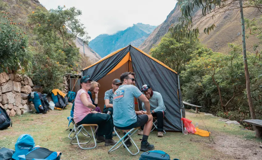 Amigos conversando luego de acampar.