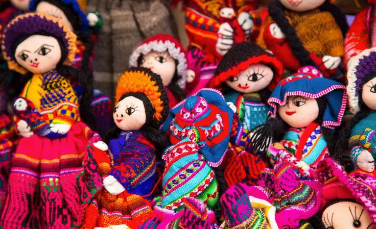 Muñecas hechas a mano en el Centro Artesanal de Cusco