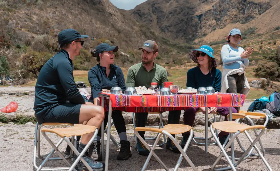 Tomar desayuno en la naturaleza, día de acampar cerca de Machu Picchu.