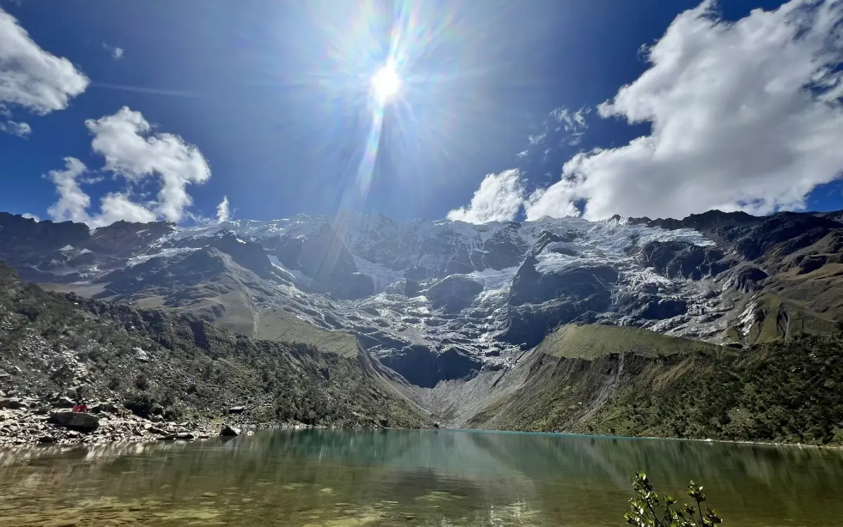 La laguna Humantay bajo la luz del sol. Laguna Humantay después de Machu Picchu.