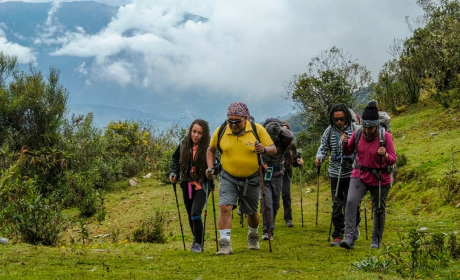 Guía de Inkayni Peru Tours con viajeros realizando la ruta de senderismo Salkantay