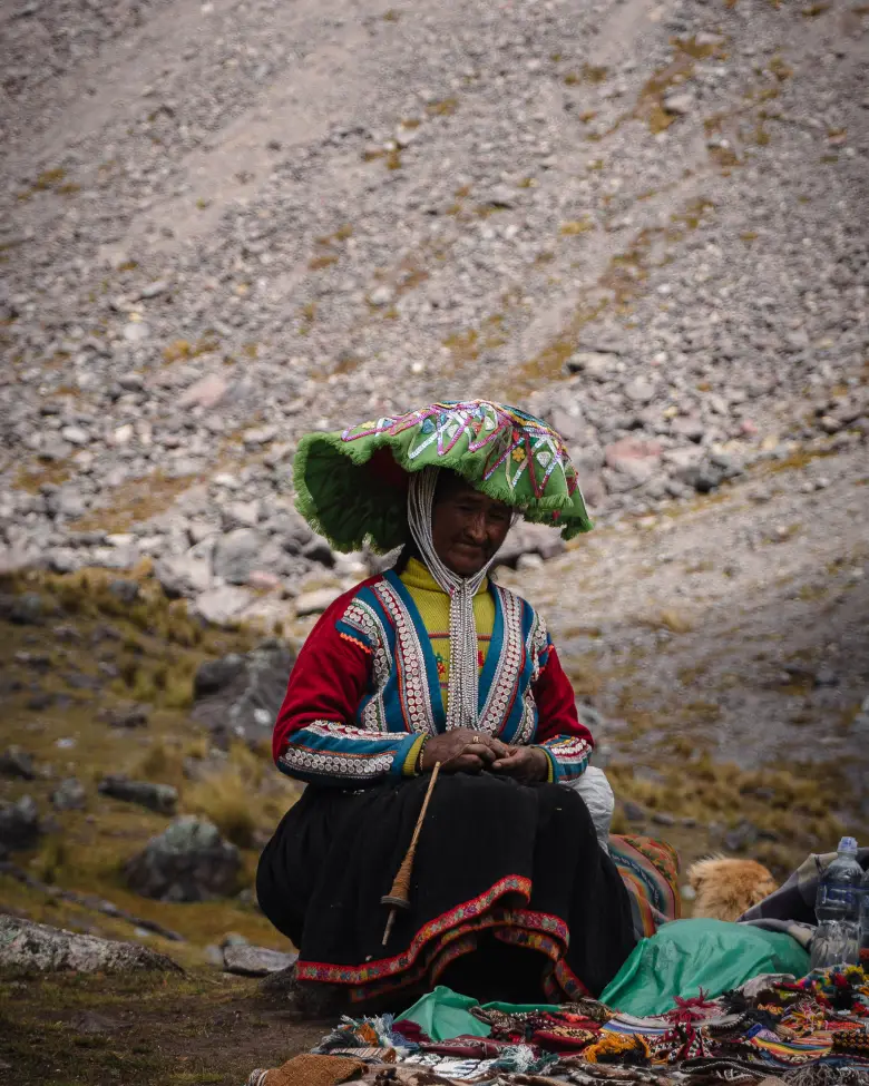 Señora con traje tradicional vendiendo productos artesanales