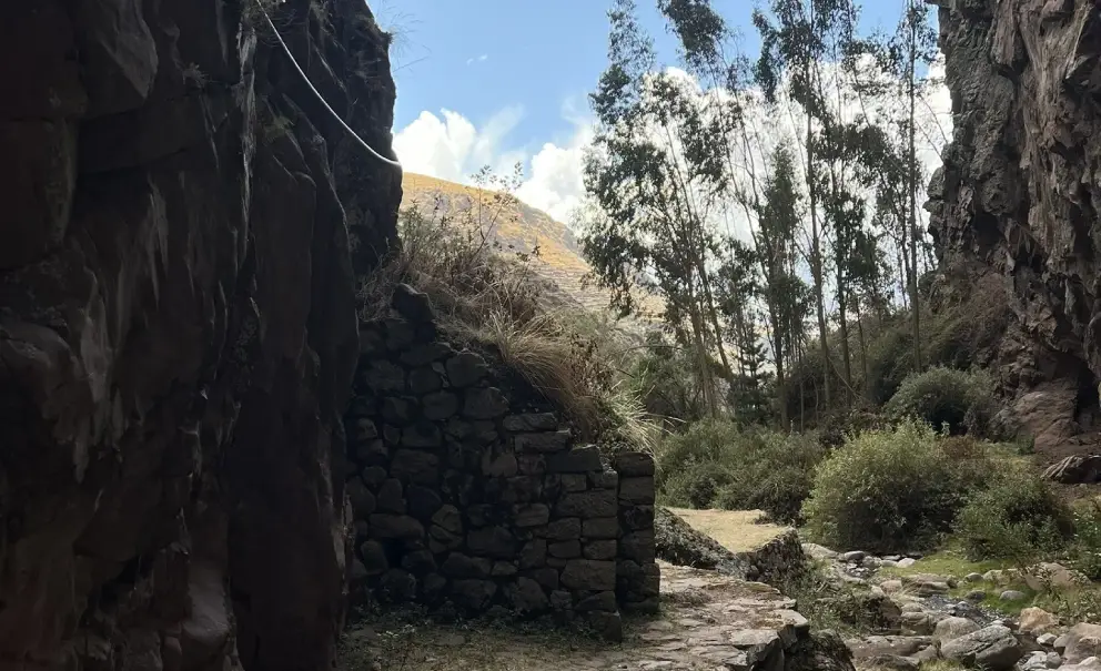 The panoramic landscape in the middle of Huchuy Qosqo.
