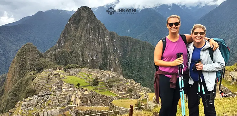 Turista en en el santuario histórico de Machu Picchu
