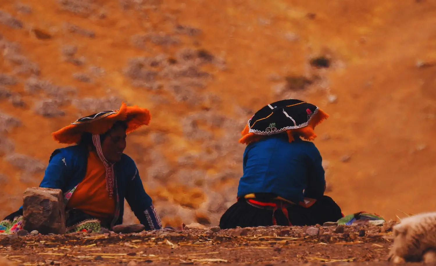 Mujeres locales sentadas en la montaña colorida