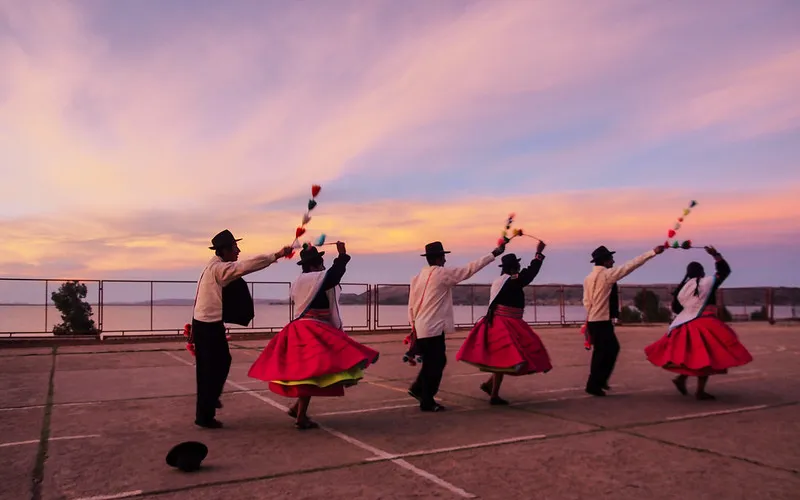 Lugareños de Puno, Perú, realizando danza representativa de su comunidad