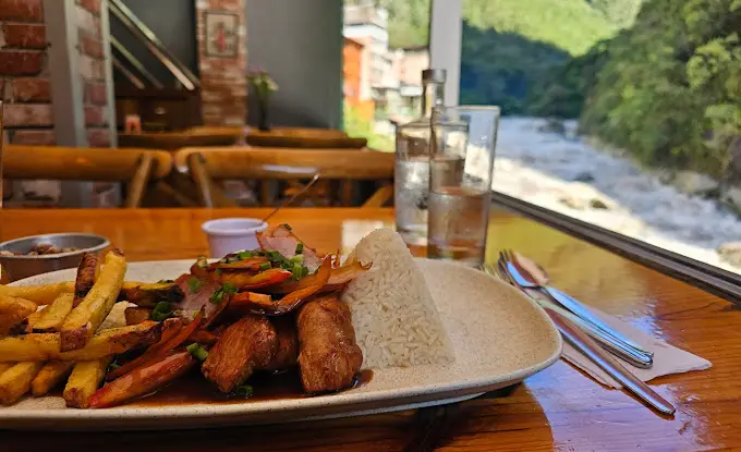 Lomo Saltado in a restaurant in front of the Urubamba River in Aguas Calientes