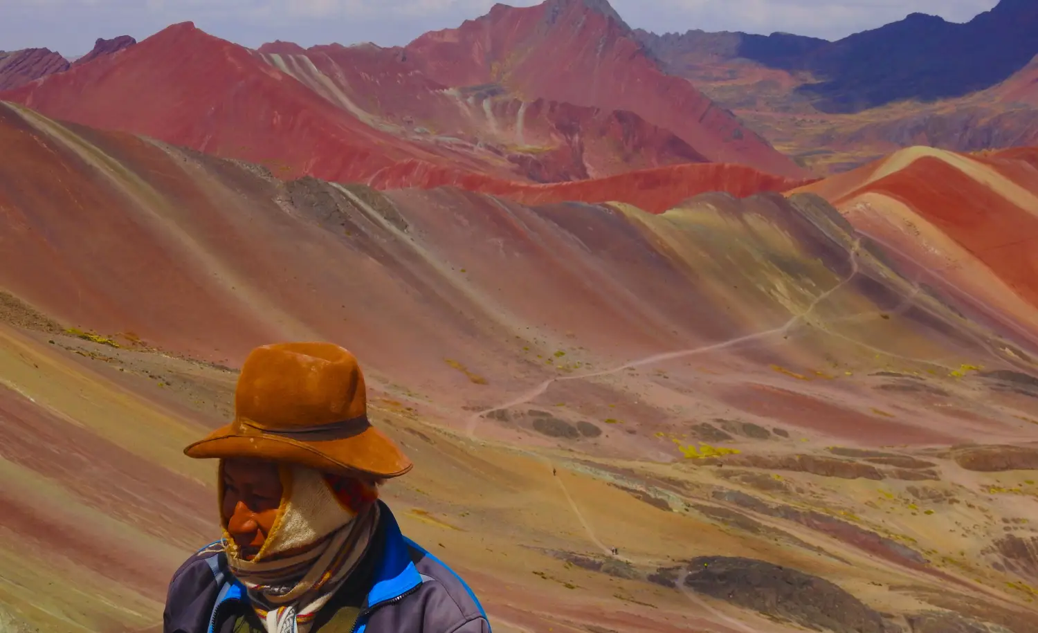 Hombre con sombrero tradicional en la montaña de colores