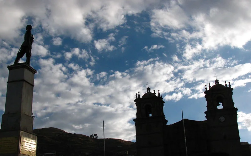Plaza de armas y catedral de Puno