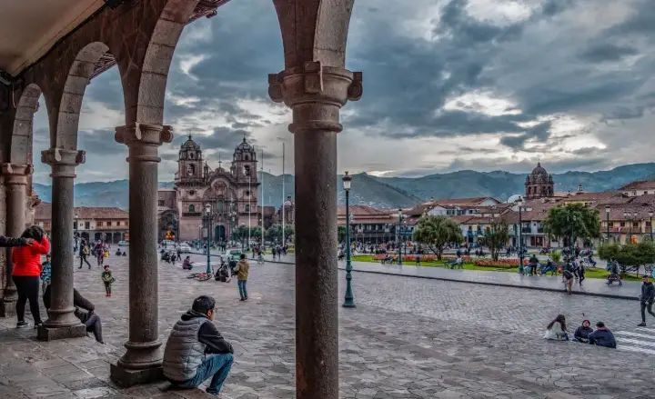 Plaza de armas en temporada de lluvias en Cusco